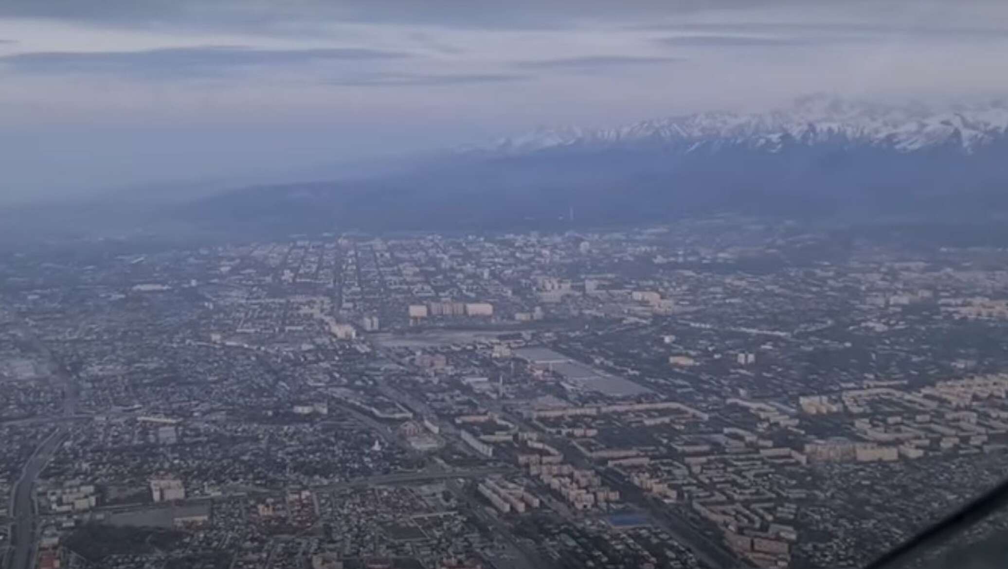 Посадка самого большого самолета в мире из кабины пилота – видео