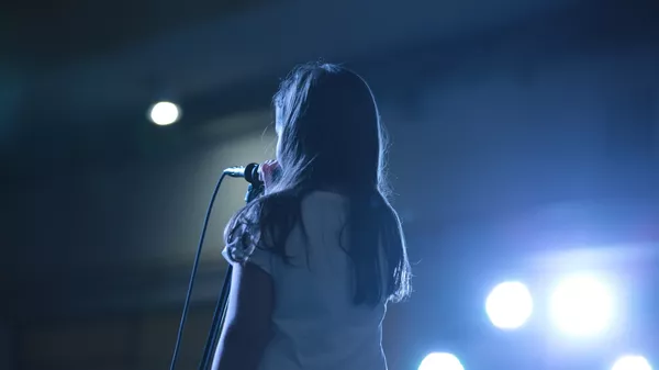 Девочка исполняет песню на сцене - Sputnik Казахстан