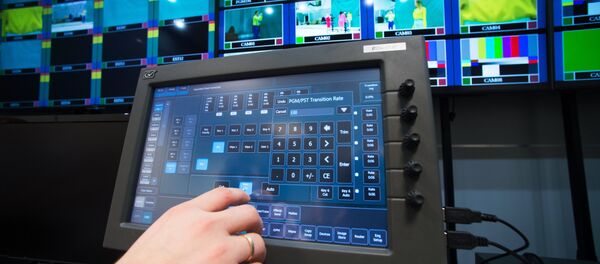 Инженеры в аппаратной телевизионного комплекса Инженеры в аппаратной телевизионного комплекса - Sputnik Казахстан