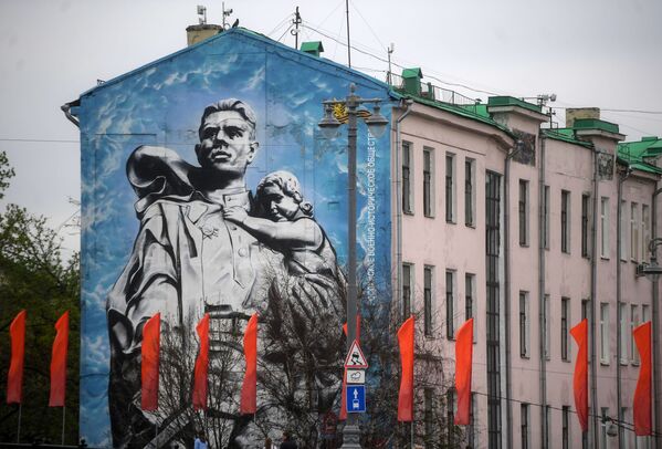 Граффити Воин-освободитель на одном из домов Кремлевской набережной в Москве - Sputnik Казахстан