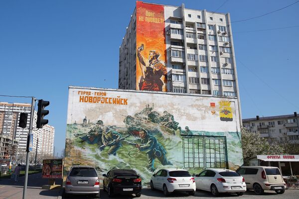Граффити ко Дню Победы на фасаде дома в Новороссийске - Sputnik Казахстан
