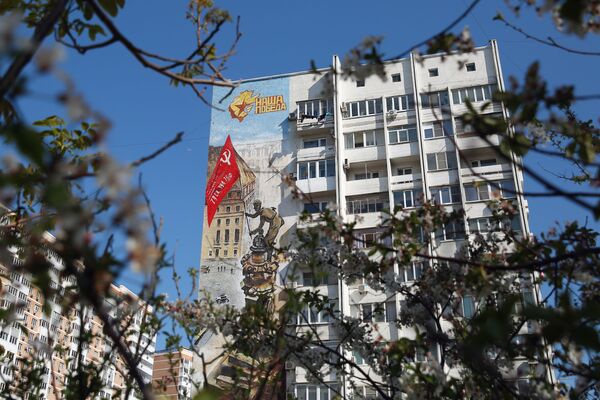 Граффити ко Дню Победы на фасаде дома в Новороссийске - Sputnik Казахстан