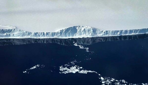 Отображение западного края айсберга А-68 в спокойной воде  - Sputnik Казахстан