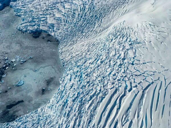 Вид на ледник и льдины на море  - Sputnik Казахстан