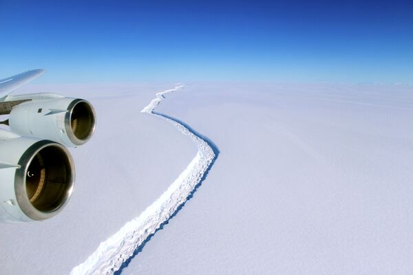 Вид на трещину на шельфовом леднике Ларсена - Sputnik Казахстан