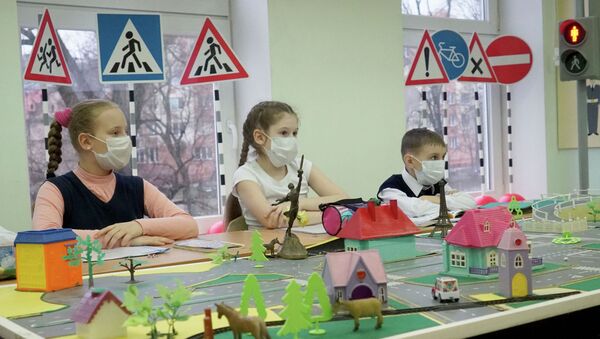 Дети в масках изучают ПДД - Sputnik Казахстан