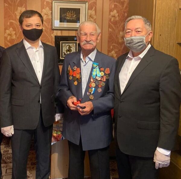 Ветеранам войны вручили по миллиону тенге в Мангистау - Sputnik Казахстан