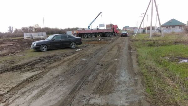 Жители одного из районов села Талапкер близ столицы  требуют построить им нормальные дороги - Sputnik Казахстан