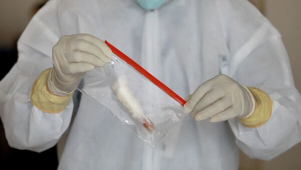 Врач держит в руках пакет с анализом на коронавирус  - Sputnik Казахстан