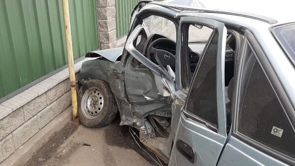 Машина перелетела через арык после столкновения на улице Яссауи - Sputnik Казахстан