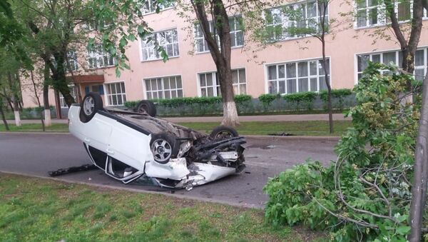В Алматы автомашина снесла несколько деревьев и перевернулась, двое пострадали - Sputnik Казахстан