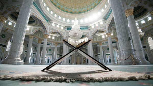 Священная книга мусульман - Коран в мечети Хазрет Султан - Sputnik Казахстан