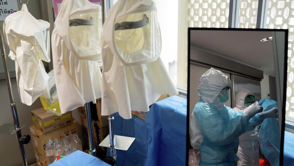 Защитные костюмы медиков в больнице с коронавирусом - Sputnik Қазақстан