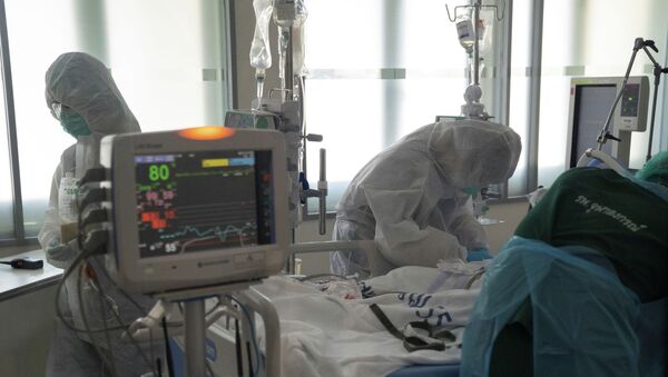 Медики в палате интенсивной терапии в больнице коронавирусом  - Sputnik Казахстан
