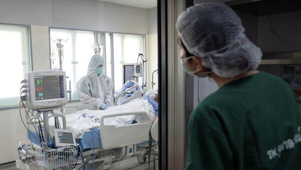 Медики в палате интенсивной терапии в больнице с коронавирусом - Sputnik Казахстан