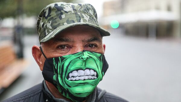 Мужчина в маске с изображением Халка на улице - Sputnik Казахстан
