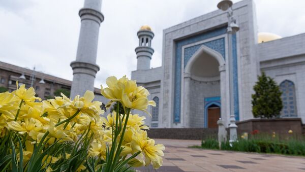 Тюльпаны у мечети в Алматы  - Sputnik Қазақстан