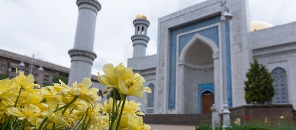 Тюльпаны у мечети в Алматы Тюльпаны у мечети в Алматы - Sputnik Казахстан