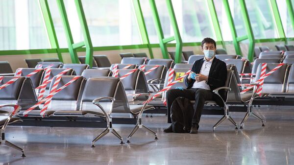 Пассажир в зале ожидания в аэропорту Нур-Султана во время карантина - Sputnik Казахстан