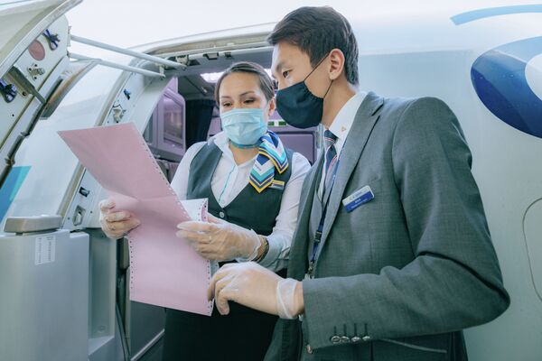 Экипаж сверяет списки пассажиров рейса Алматы - Нур-Султан - Sputnik Казахстан