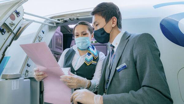 Экипаж сверяет списки пассажиров рейса Алматы - Нур-Султан - Sputnik Казахстан