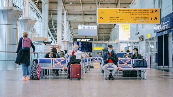 Пассажиры в зоне ожидания аэропорта Алматы  - Sputnik Казахстан