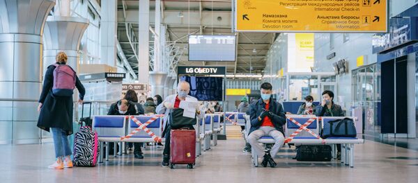 Пассажиры в зоне ожидания аэропорта Алматы Пассажиры в зоне ожидания аэропорта Алматы - Sputnik Казахстан