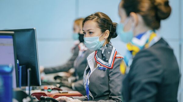 Сотрудницы авиакомпании Air Astana регистрируют пассажиров в аэропорту Алматы - Sputnik Қазақстан
