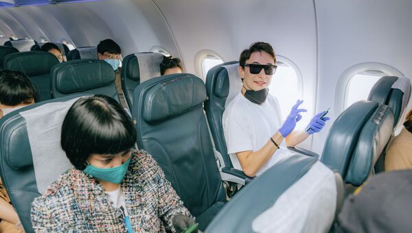 Пассажиры в масках на борту самолета - Sputnik Қазақстан