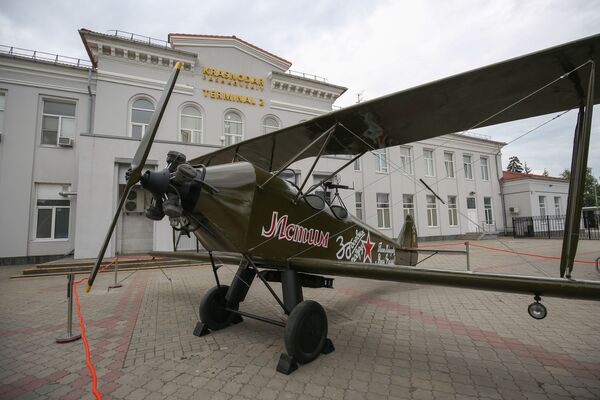 Макет самолета У-2 (По-2нлб) у здания аэропорта Пашковский в Краснодаре - Sputnik Казахстан