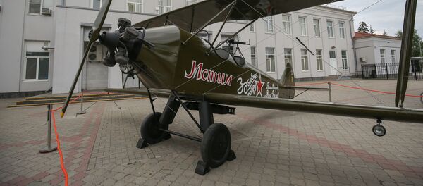 Макет самолета У-2 (По-2нлб) у здания аэропорта Пашковский в Краснодаре - Sputnik Қазақстан