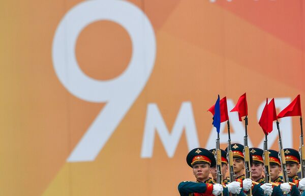 Военнослужащие почетного караула на военном параде на Красной площади - Sputnik Казахстан