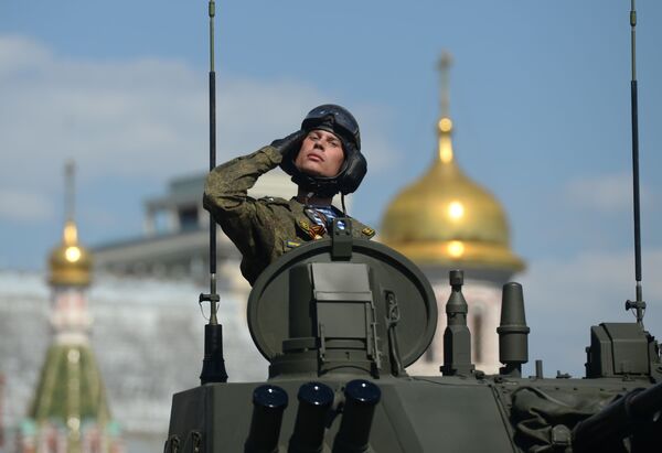 Военнослужащий во время военного парада на Красной площади в честь 71-й годовщины Победы - Sputnik Казахстан