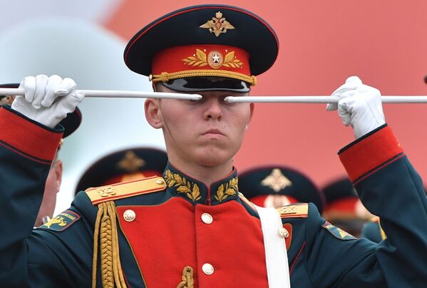 Барабанщик военного оркестра Национальной гвардии России во время парада Победы на Красной площади в Москве - Sputnik Казахстан