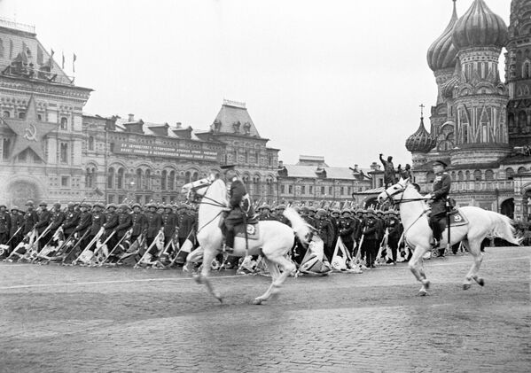 Парад на Красной площади в Москве 24 июня 1945 года - Sputnik Казахстан