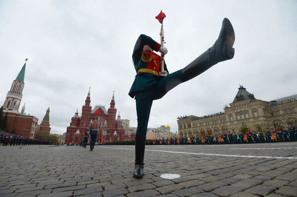 Военнослужащие на военном параде, посвященном 72-й годовщине Победы в Великой Отечественной войне - Sputnik Казахстан