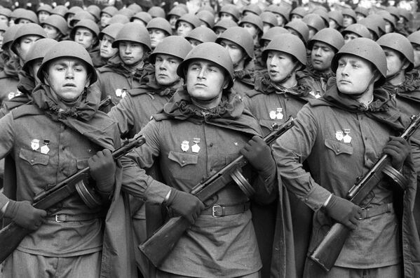 Советские солдаты, одетые в форму времен Великой Отечественной войны - Sputnik Казахстан