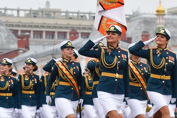 Военнослужащие во время парада на Красной площади - Sputnik Казахстан