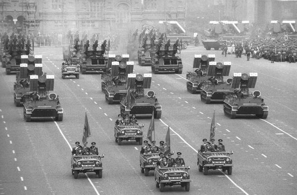 Военный парад на Красной площади, посвященный 40-летию Победы советского народа в Великой Отечественной войне 1941-1945 годов - Sputnik Казахстан