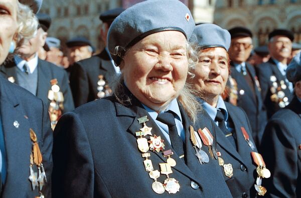 Ветераны Великой Отечественной войны во время парада на Красной площади в Москве - Sputnik Казахстан