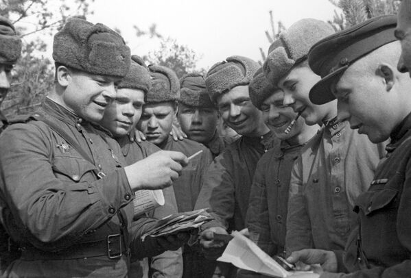 Советские воины во время разбора почты, 2-ой Белорусский фронт - Sputnik Қазақстан