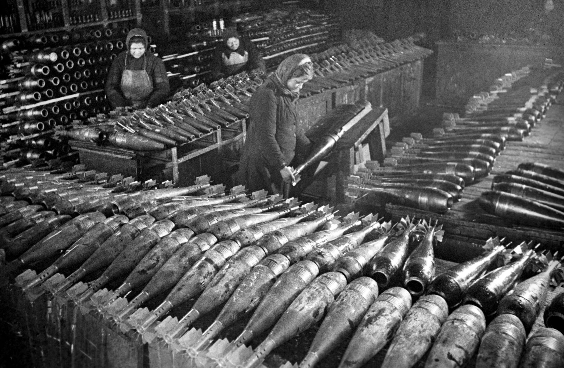 Женщины делают мины на московском заводе. 1942 год - Sputnik Казахстан, 1920, 22.06.2023
