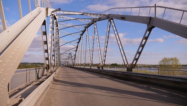 Грузовик, перевозящий объемную металлоконструкцию, повредил мост через Ишим в Петропавловске  - Sputnik Казахстан