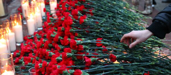Архивное фото гвоздик и свечей во время акции памяти - Sputnik Казахстан