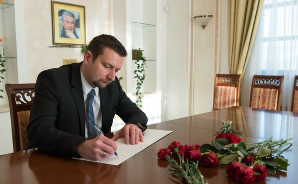 Чрезвычайный и полномочный посол Венгрии в РК Андраш Барани делает запись в книге соболезнований - Sputnik Казахстан