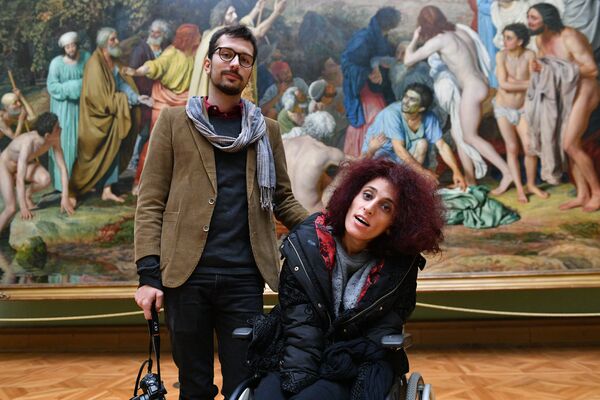 Фотограф Данило Гарсиа Ди Мео и героиня его фотоистории Летиция Ренис в Третьяковской галерее в Москве - Sputnik Казахстан