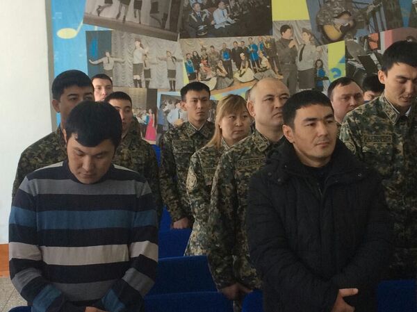 Подсудимые офицеры Кайнарбек Тастанбеков и Кайргали Оразжанов (на переднем плане) Подсудимые офицеры Кайнарбек Тастанбеков и Кайргали Оразжанов (на переднем плане) - Sputnik Казахстан