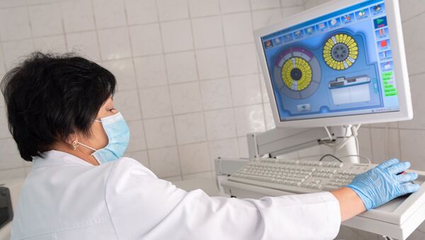 Сотрудник лаборатории запускает исследование образцов ПЦР-тестов на коронавирус  - Sputnik Казахстан
