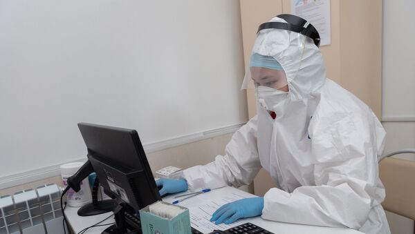Сотрудница лаборатории заполняет данные по тестам на коронавирус - Sputnik Казахстан