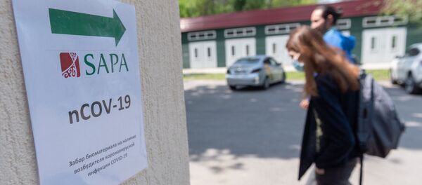 Люди направляются в медицинский центр, чтобы сдать анализ на коронавирус - Sputnik Казахстан